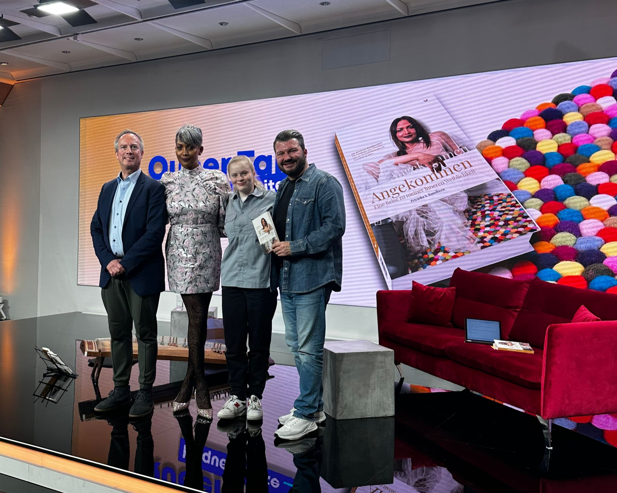 Priyanka Ramdheen, gemeinsam mit Dirk Braitschink, Jolina Hukemann und Ren Powilleit von der LSU Berlin